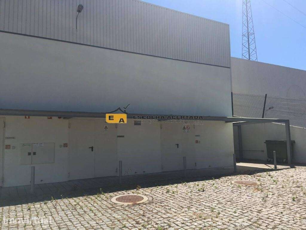 Armazém junto ao aeroporto com logradouro e escritório - Grande imagem: 2/11