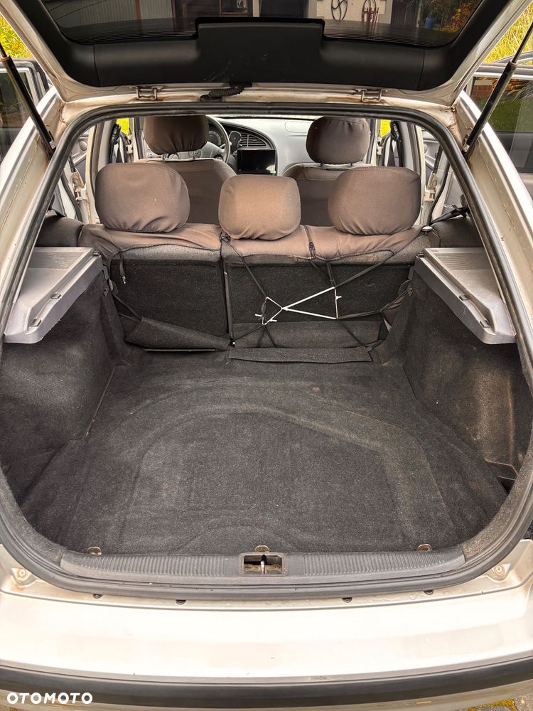 Hyundai Elantra 1.6 GLS - 16