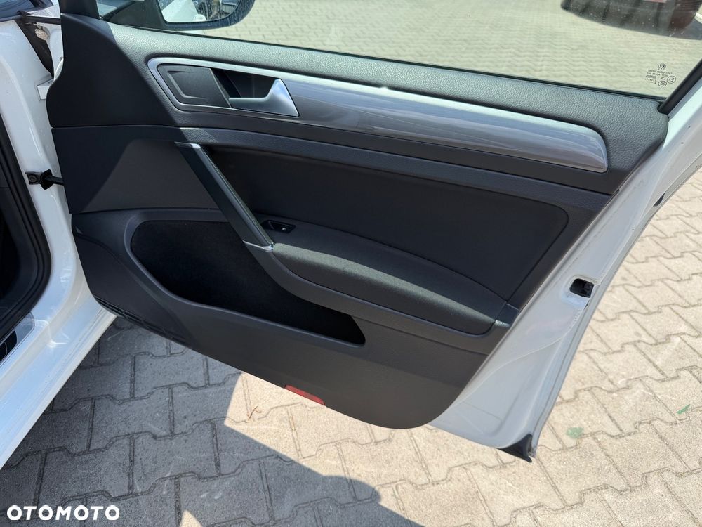 Volkswagen Golf - 22