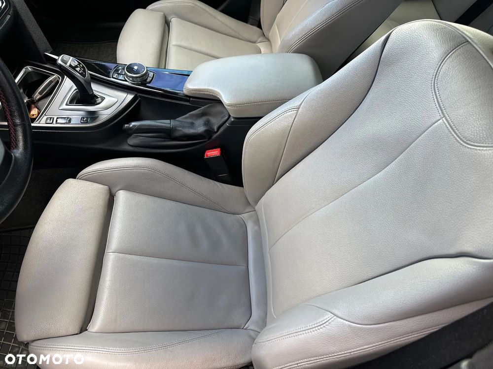 BMW Seria 3 328i xDrive Sport Line - 14