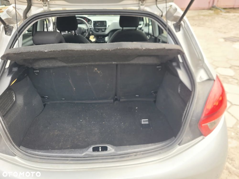 Peugeot 208 - 18