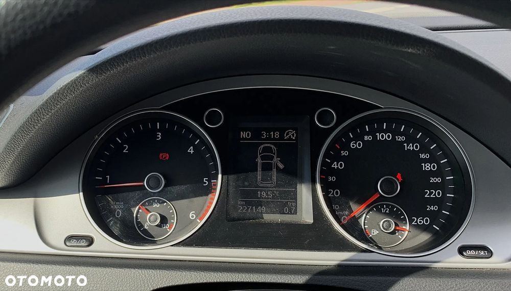 Volkswagen Passat 2.0 TDI DPF BlueMotion Technology Comfortline - 15