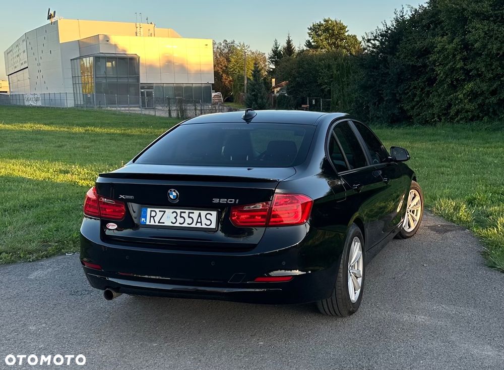 BMW Seria 3 320i Touring xDrive - 4