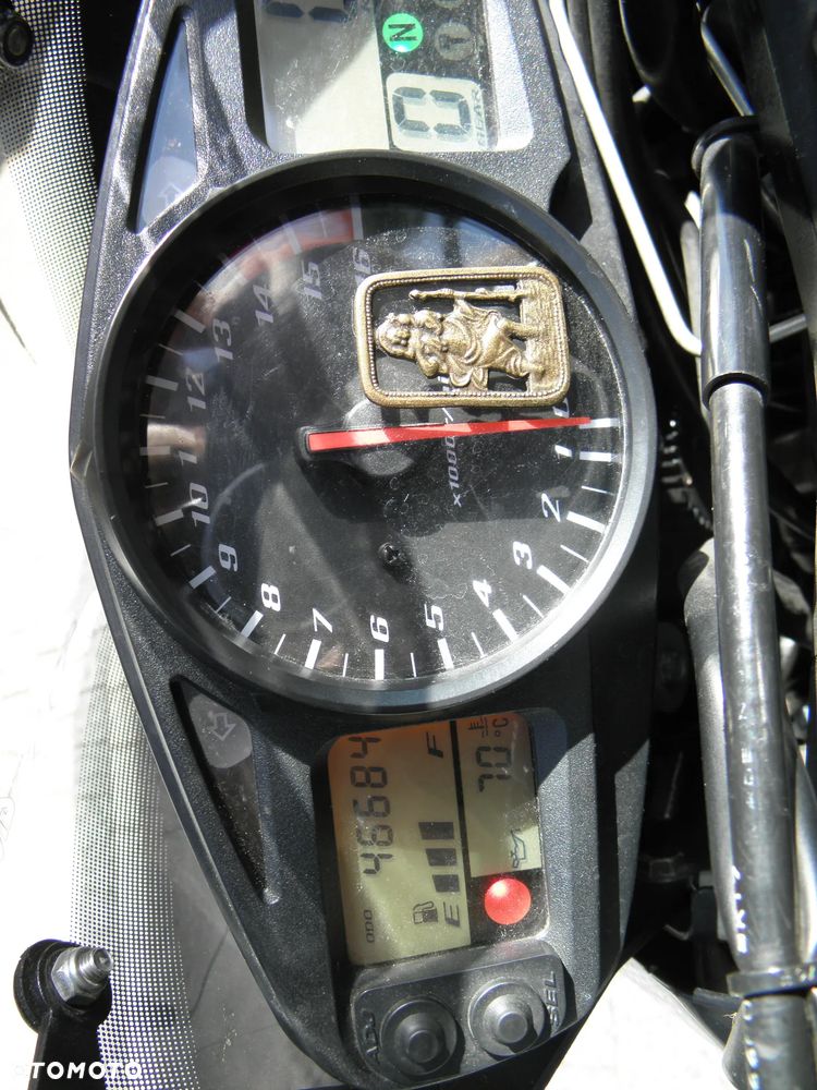 Suzuki GSR - 8
