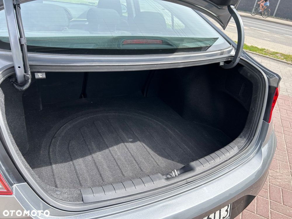 Hyundai Elantra 1.6 Premium - 18