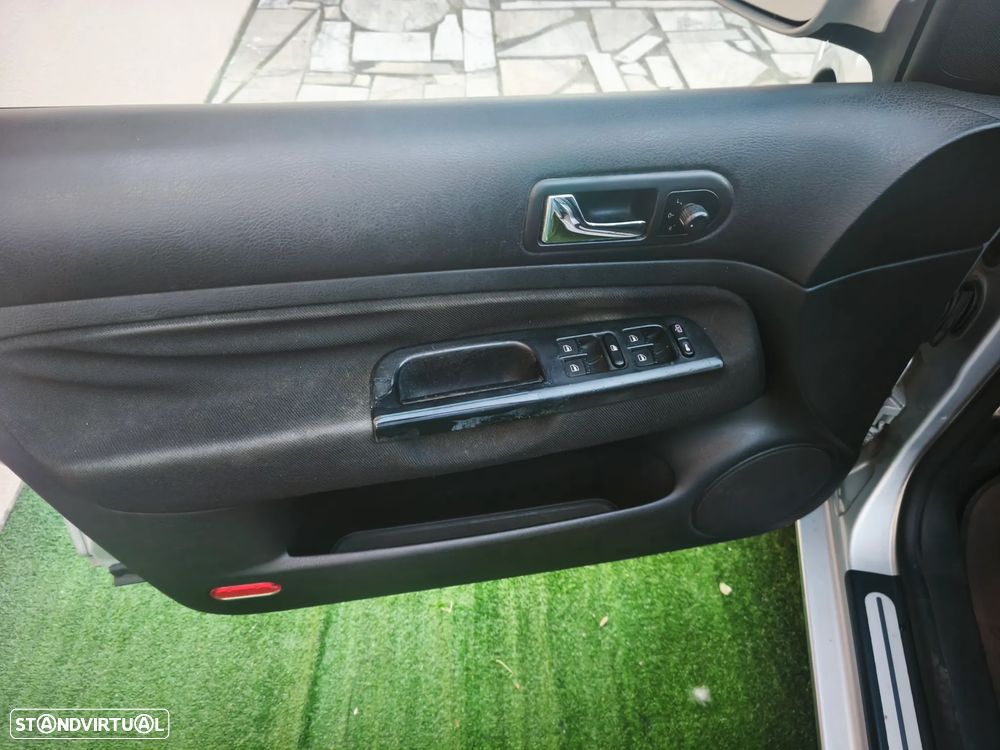 VW Golf 1.9 TDi 25 Anos - 13