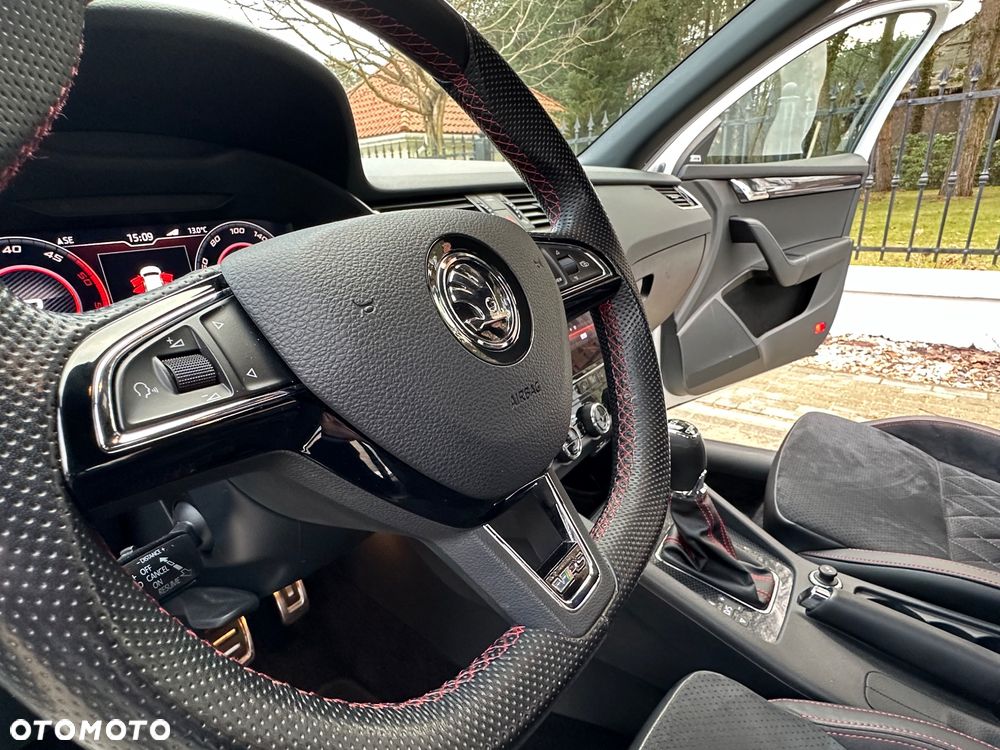 Skoda Octavia Combi 2.0 TDI DSG RS - 26