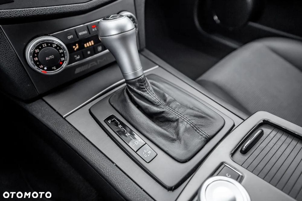 Mercedes-Benz Klasa C 200 T (BlueEFFICIENCY) 7G-TRONIC Elegance - 32