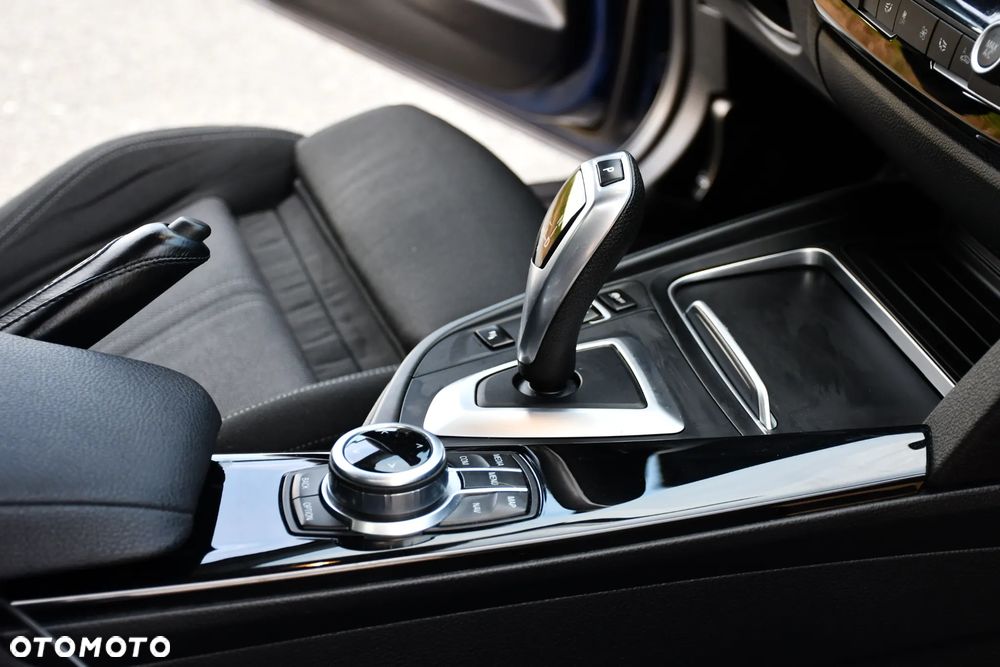 BMW Seria 3 318i Sport Line - 19