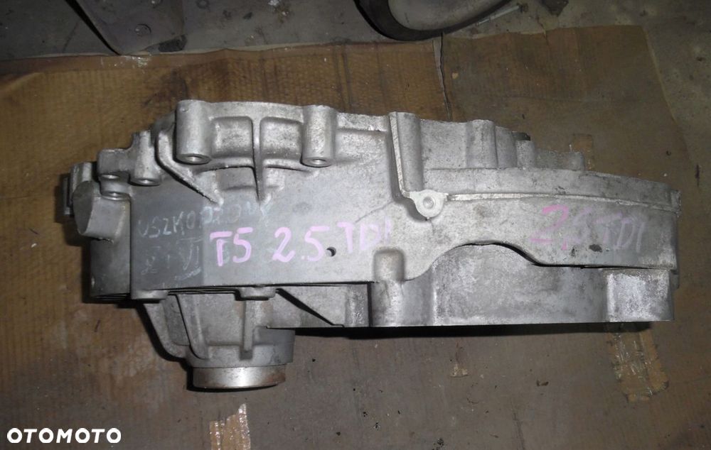 VW T5 2.5 TDI 03- OBUDOWA SKRZYNI BIEGÓW - 2