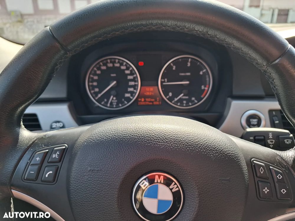BMW Seria 3 318d DPF Touring - 27