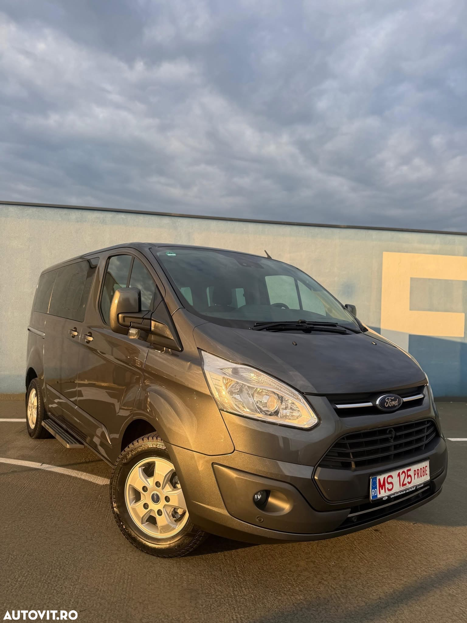 Ford Tourneo Custom Bus 320 2.0 EcoBlue 130 CP L1H1 Titanium - 2