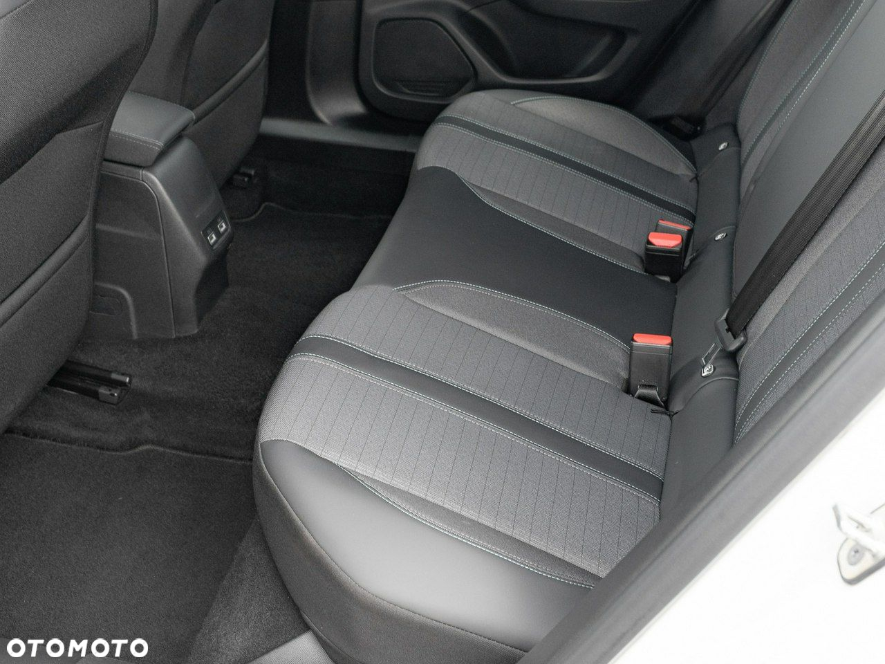 Peugeot 2008 1.2 PureTech Allure Pack S&S EAT8 - 26