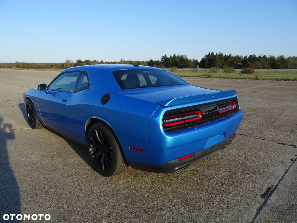 Dodge Challenger - 12