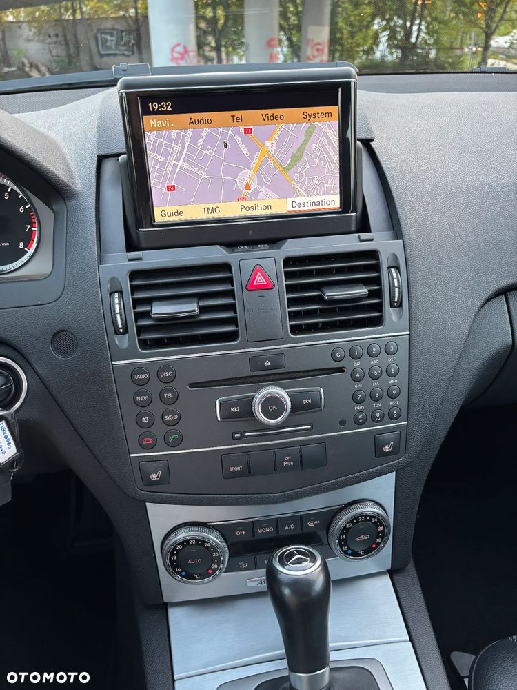 Mercedes-Benz Klasa C 200 T CGI Automatik BlueEFFICIENCY Avantgarde - 26