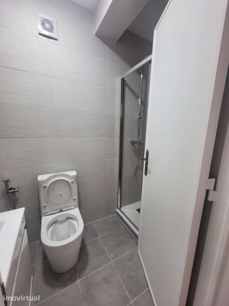 Casa Remodelada no Centro de Almada, 4 Quartos, Ideal para Estudantes - Grande imagem: 5/17