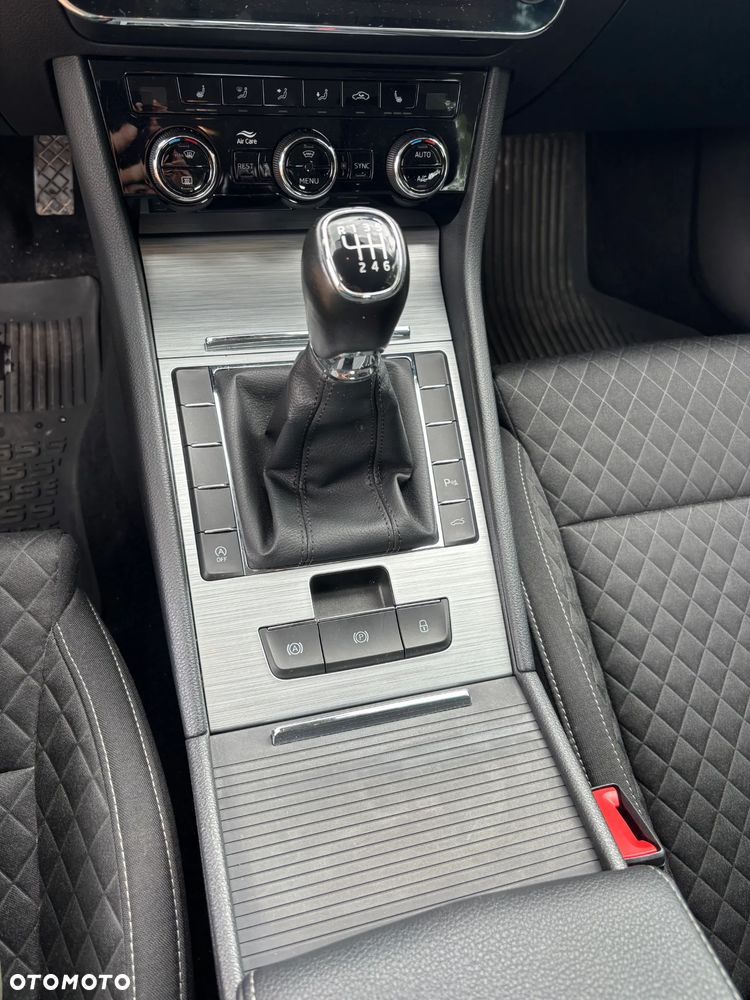 Skoda Superb 2.0 TDI SCR Ambition - 29