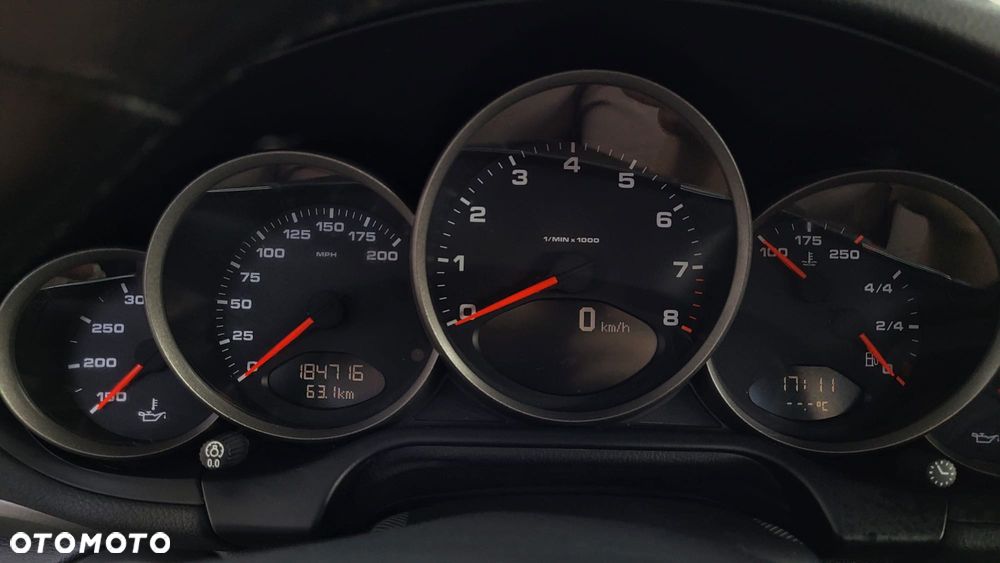 Porsche 911 Carrera 4 - 17