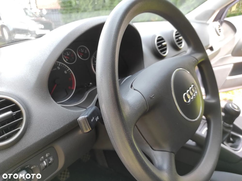 Audi A3 3-drzwiowe 1.6 Attraction - 14