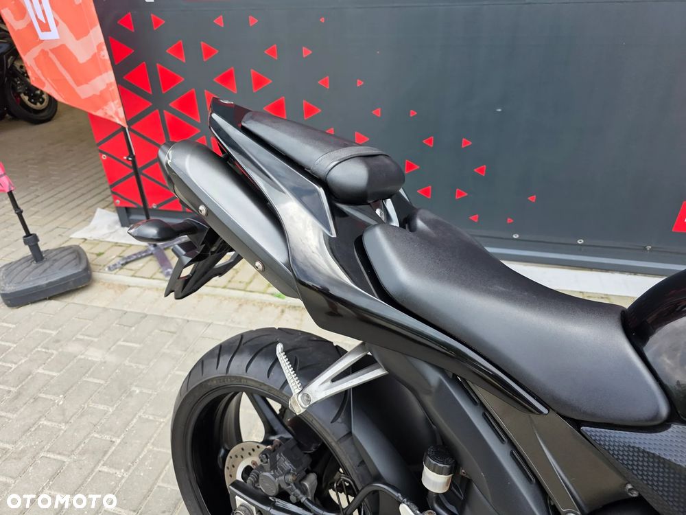 Yamaha R1 - 22