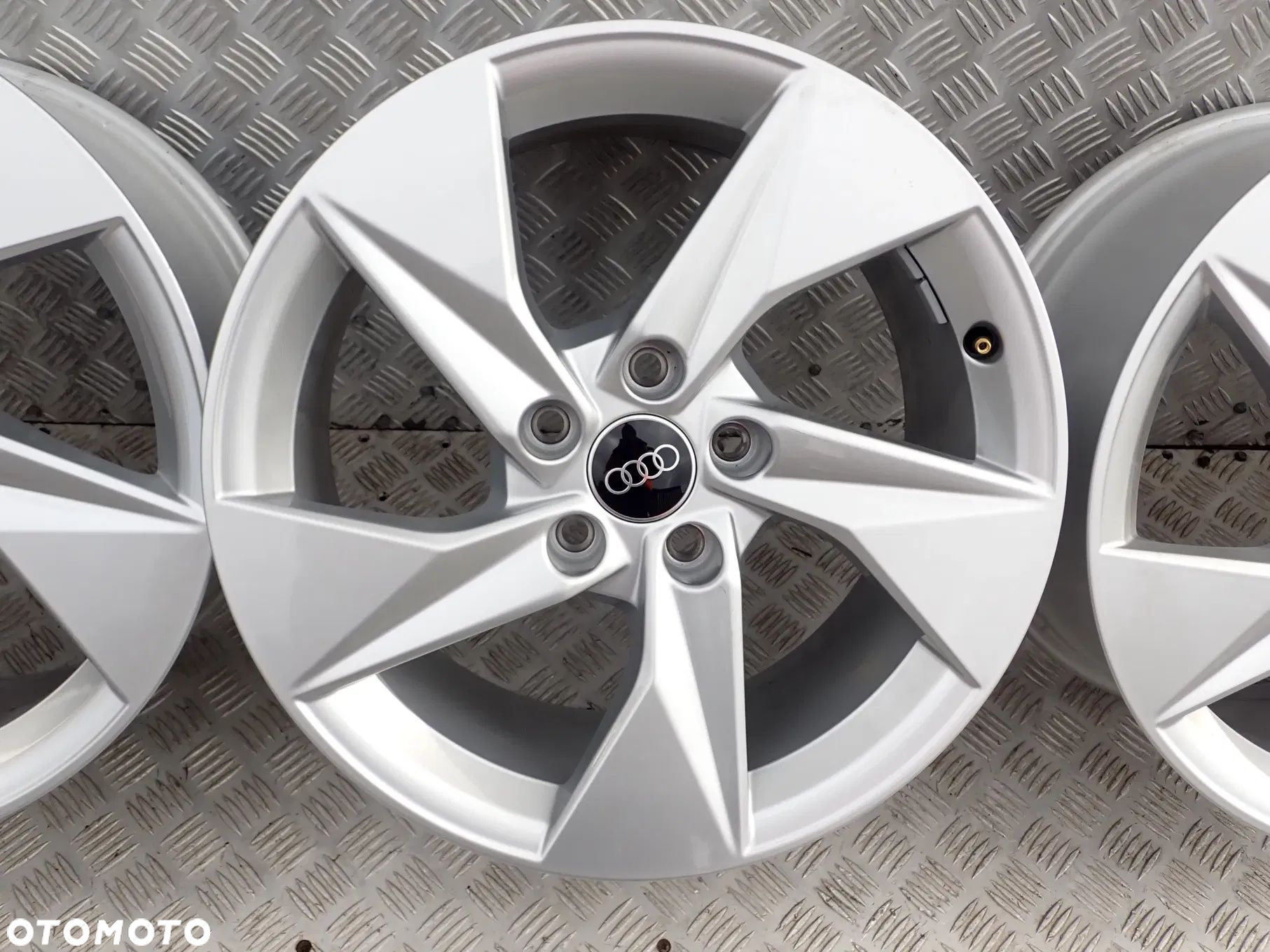 FELGI ALUMINIOWE AUDI 8x17 et 46 A3 A4 b5 b6 b7 A5 A6 A8 Q2 Q3 Q5 - 8Y0601025A - 16