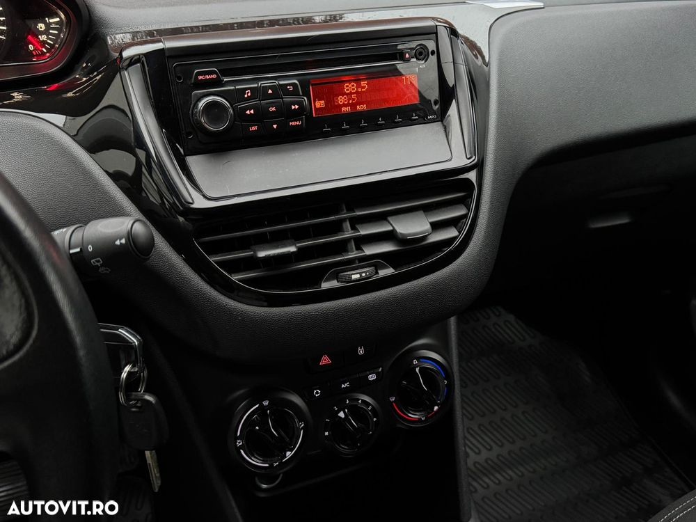 Peugeot 208 - 13
