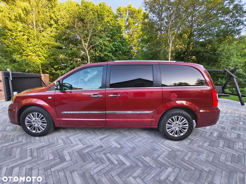 Chrysler Town & Country - 3