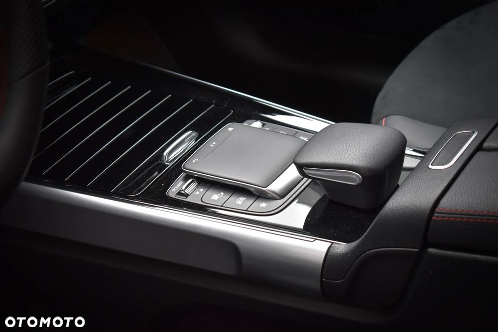 Mercedes-Benz GLB 200 4-Matic AMG Line 8G-DCT - 19