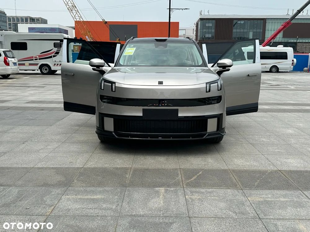 Lynk & Co 900 - 18