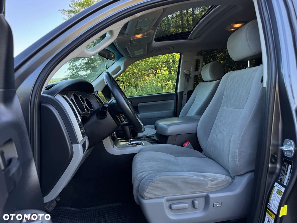 Toyota Sequoia - 12