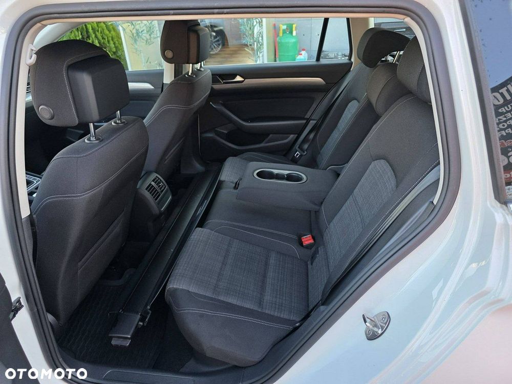 Volkswagen Passat - 33