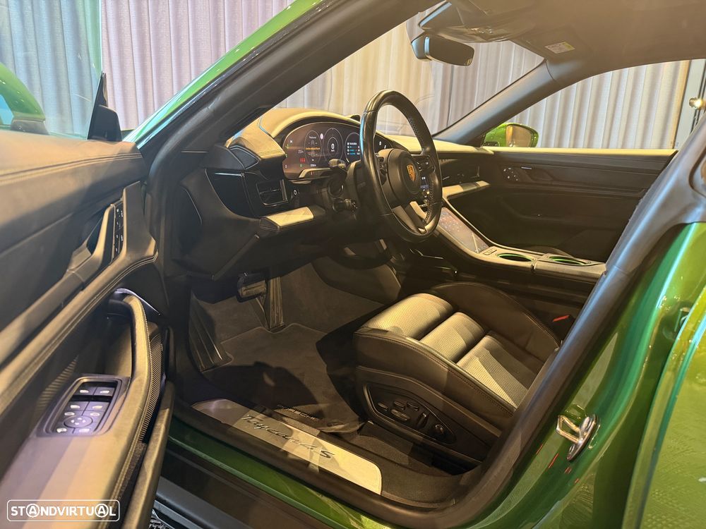 Porsche Taycan Cross Turismo 4S - 21