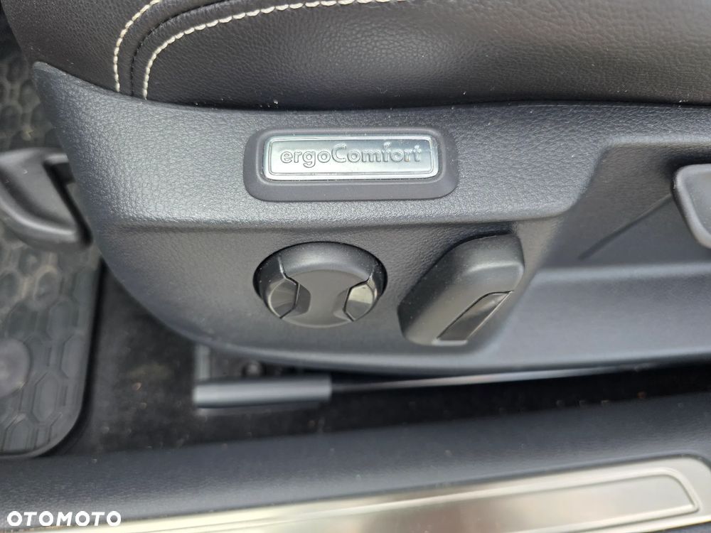 Volkswagen Passat 2.0 TDI SCR DSG 4Motion Business - 29