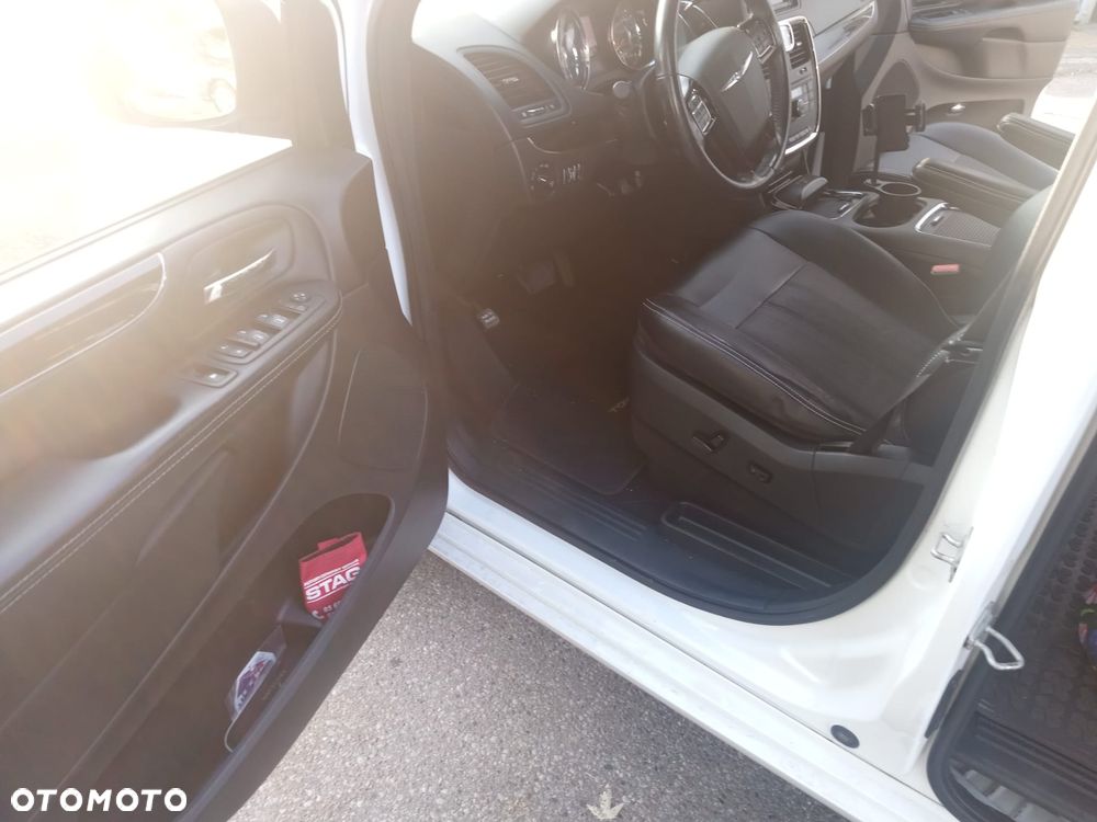 Chrysler Town & Country - 13