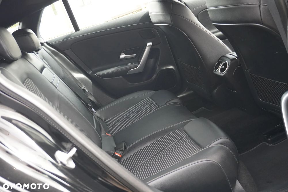 Mercedes-Benz CLA 180 7G-DCT Edition Progressive Line - 32