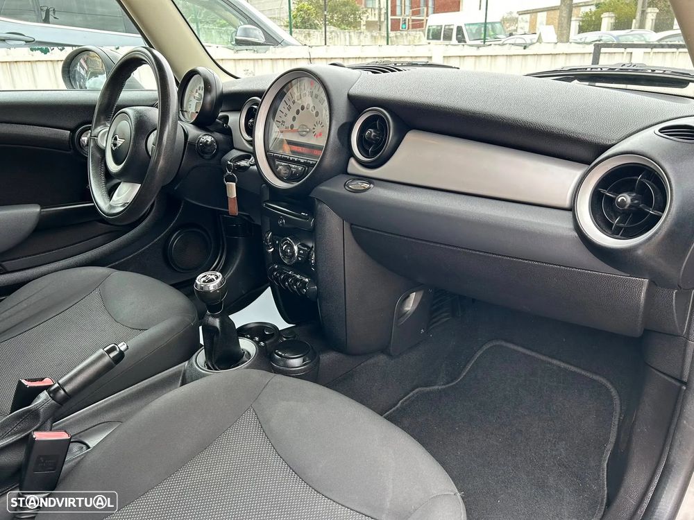 MINI 3 Portas One D - 16