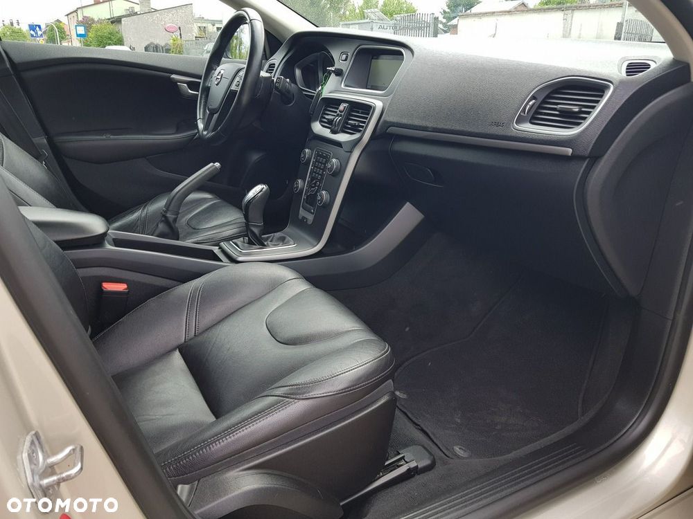 Volvo V40 T2 Momentum - 16