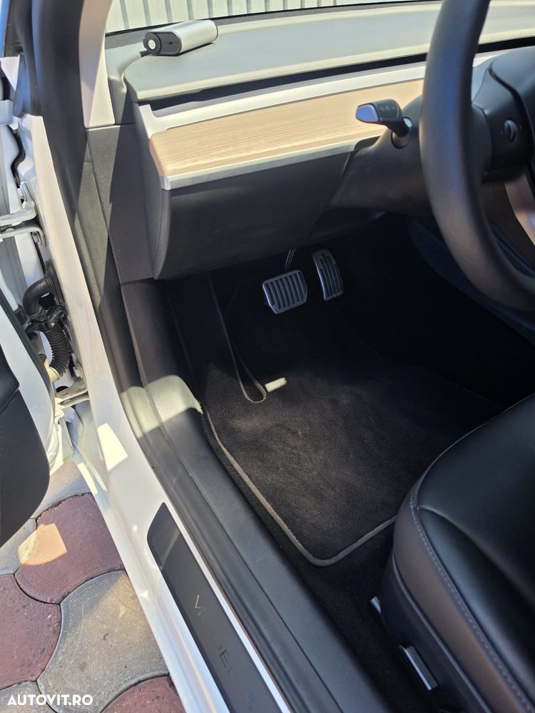 Tesla Model 3 - 8