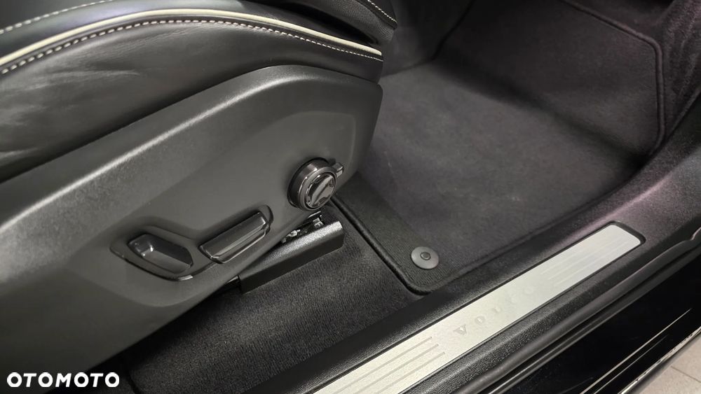 Volvo XC 60 B4 D Plus Dark - 19