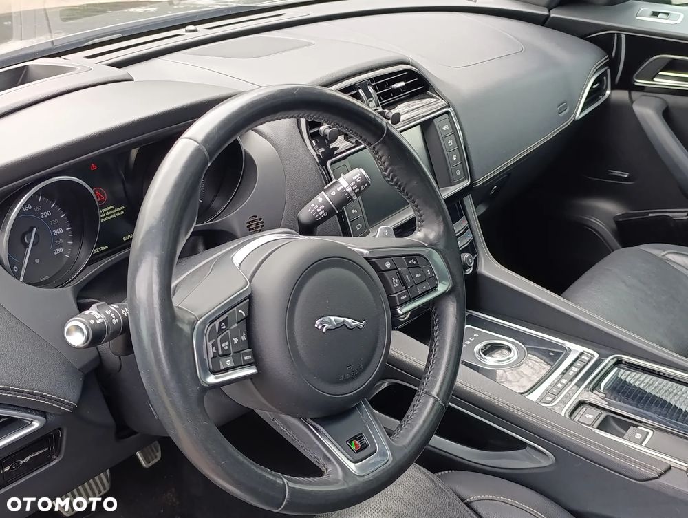Jaguar F-Pace S AWD - 8