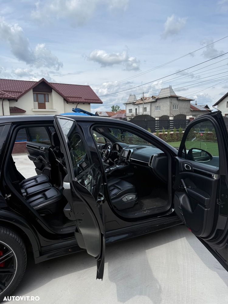 Porsche Cayenne 3.0 L - 8