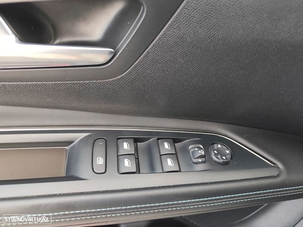 Peugeot 5008 PureTech 130 EAT8 Stop & Start Allure Pack - 17