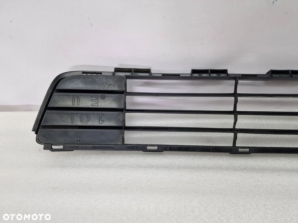 TOYOTA YARIS II LIFT 09- KRATKA ŚRODKOWA ZDERZAKA PRZEDNIEGO PRZÓD , NR 53112-0D160 , NR AUKCJI KR252 - 5