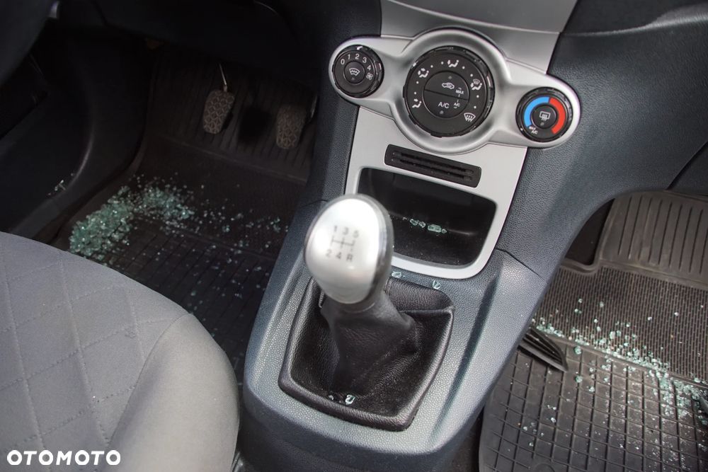 Auto na części - Ford Fiesta MK7 1.25 82 KM SNJA 8A6R-7002-JK CFSC 2012R Silnik Skrzynia Drzwi Maska Błotnik Zderzak Klapa Lampa Lusterko Lampa Szyba Deska Kokpit Sterownik Moduł Czujnik Licznik Panel Kierownica - 14