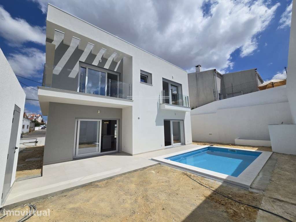 Moradia isolada T4, arquitetura contemporânea com garagem e piscina...