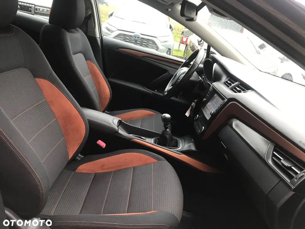 Toyota Avensis 1.8 Premium - 17