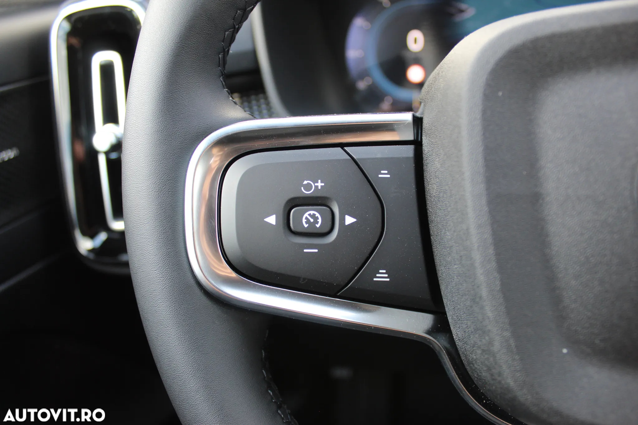 Volvo XC 40 B4 AT FWD MHEV Ultimate Dark - 27