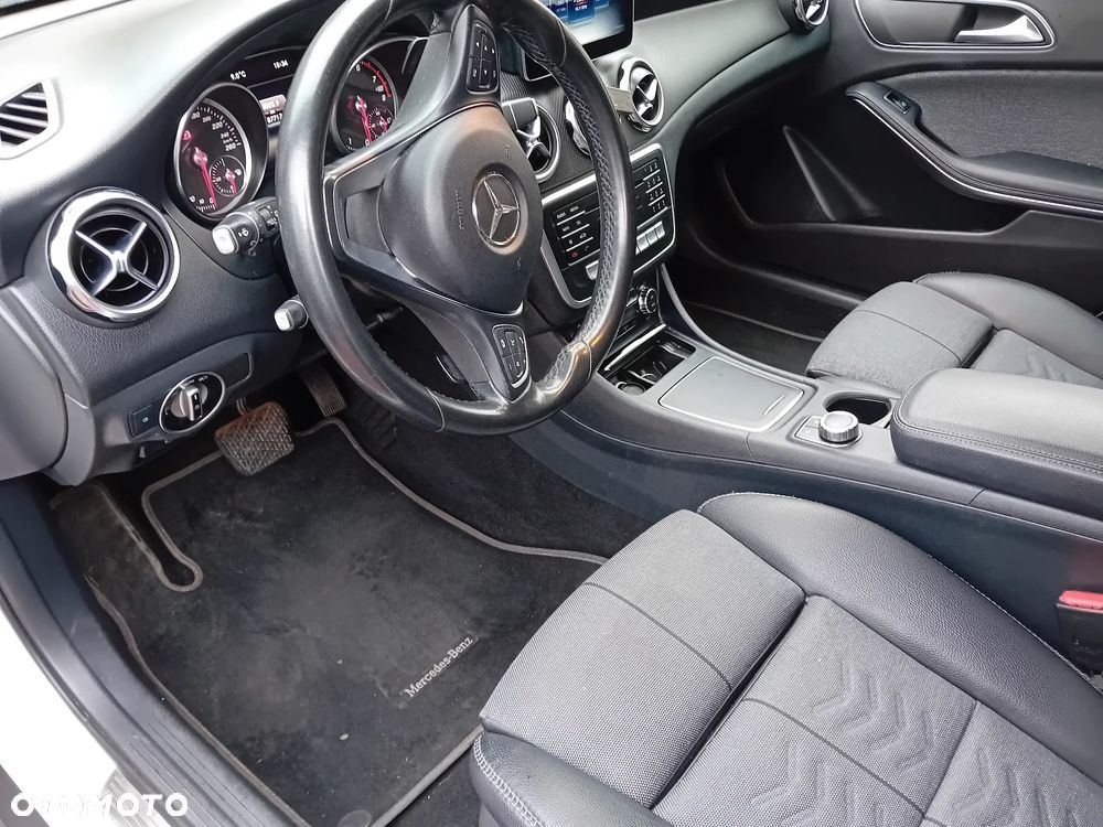 Mercedes-Benz GLA 200 7G-DCT Urban - 16