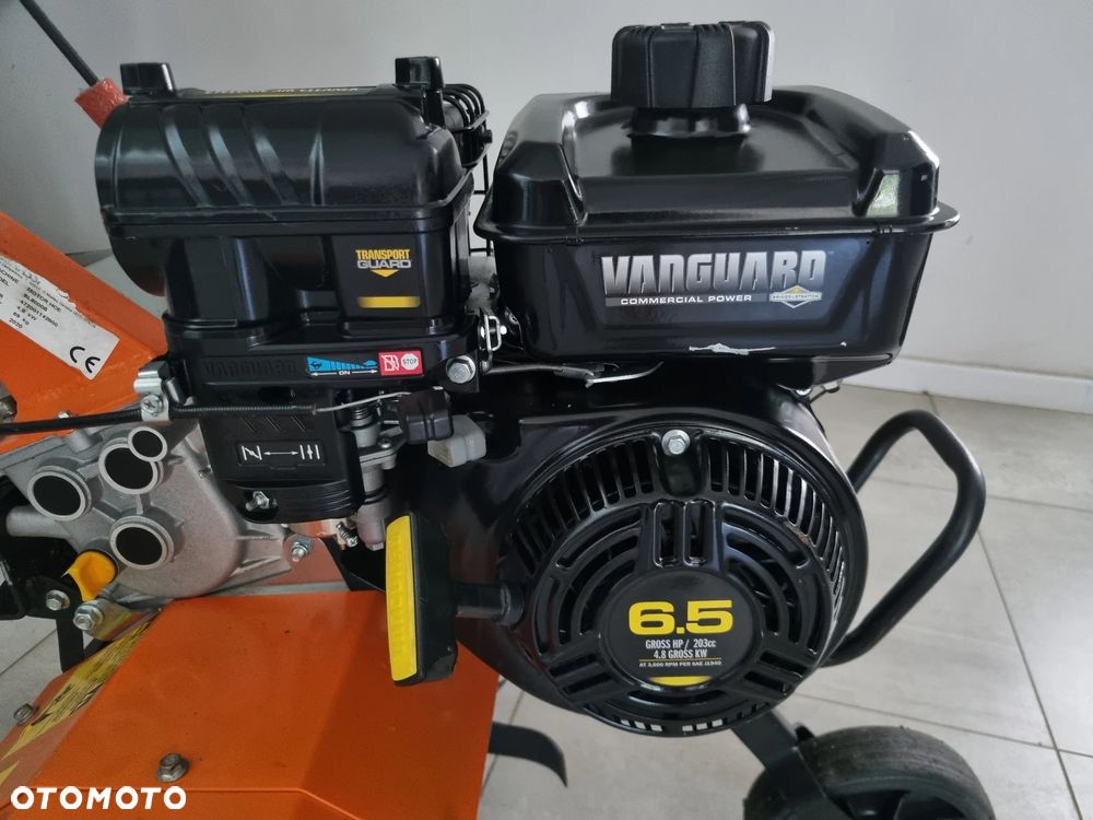 Husqvarna Glebogryzarka Kultywator BENASSI. Włoska Oryginalna Maszyna sprowadzona z Norwegii. Silnik Honda lub BRIGGS VANGUARD. 7km lub 5,5km . Szerokość rob. 80cm. 3 biegi pracy. To nie jest chińczyk!! Prawdziwy kultywator Przemysłowy koszt nowego około 10 tysięcy złotych. Okazja  cena zimowa wyprzedaż!! - 5