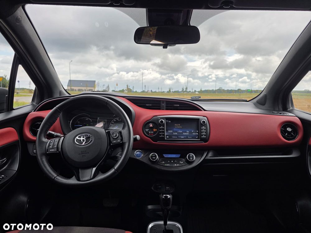 Toyota Yaris Hybrid 100 Selection Passion - 2